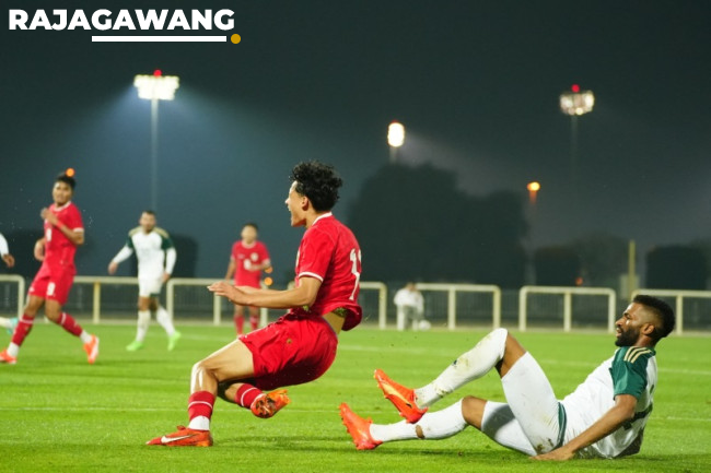 TIMNAS INDONESIA - Rafael Struick mendapat tackle dari pemain lawan dalam laga uji coba melawan Arab Saudi.