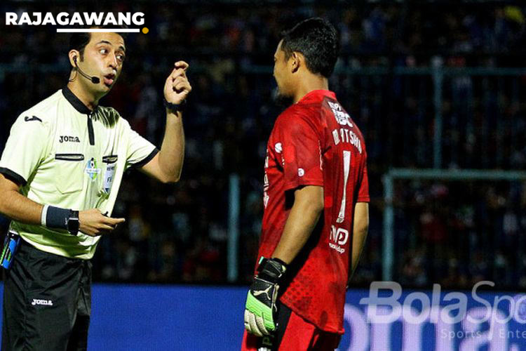 Bakal pimpin laga Timnas Indonesia Vs Jepang. Wasit Mooud Bonyadifard ternyata memiliki catatan kontroversial saat memimpin pertandingan Timnas U-19 Indonesia dan Liga 1