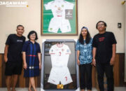 Marselino Ferdinan Lelang Jersey Demi Renovasi SD Tri Tunggal V