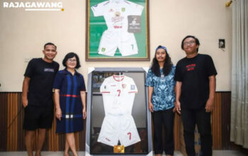 Marselino Ferdinan Lelang Jersey Demi Renovasi SD Tri Tunggal V