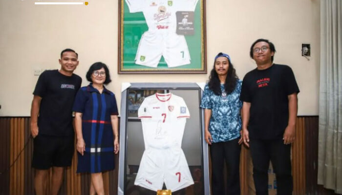 Marselino Ferdinan Lelang Jersey Demi Renovasi SD Tri Tunggal V