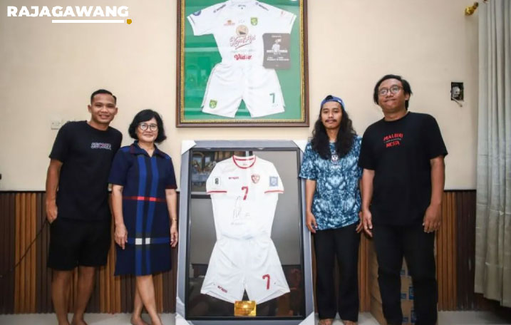 Marselino Ferdinan Lelang Jersey Demi Renovasi SD Tri Tunggal V