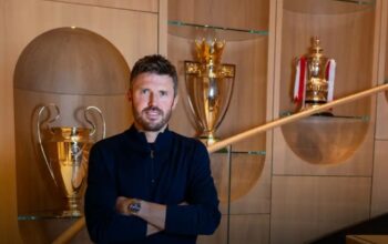 Michael Carrick Ingatkan MU Tak Terbuai Euforia Kemenangan Beruntun