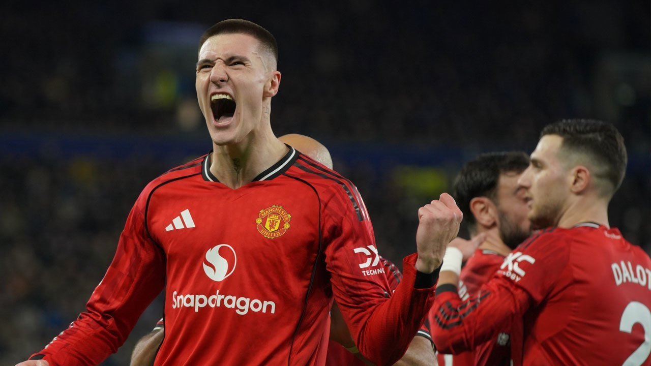 Benjamin Sesko Terbang 8.000 Km ke Dubai, Jadi Pahlawan Manchester United di Kandang Everton